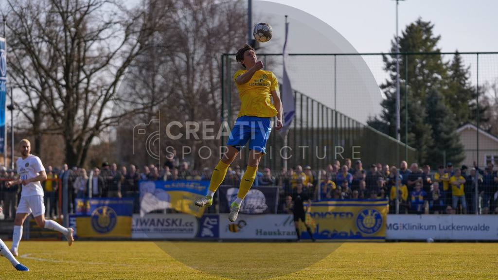 Fußball, Herren, Saison 2025/2026, Regionalliga Nordost, 24. Spieltag, FSV 63 Luckenwalde vs. 1.FC Lokomotive Leipzig, Samstag 28.02.2026, Werner-Seelenbinder-Stadion Luckenwalde, | Fußball, Herren, Saison 2025/2026, Regionalliga Nordost, 24. Spieltag, FSV 63 Luckenwalde vs. 1.FC Lokomotive Leipzig, Samstag 28.02.2026, Werner-Seelenbinder-Stadion Luckenwalde, Im Bild: Phillip König (Luckenwalde) beim Kopfball. - Realisiert mit Pictrs.com