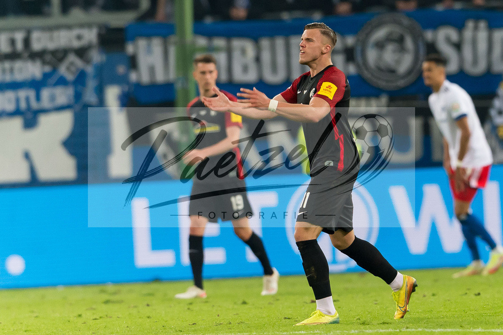 HSVSCF20220419_147 | Fussball, Herren: Ermedin Demirovic (SC Freiburg) Schlussjubel, jubelt nach dem 1:3 Sieg beim DFB-Pokal-Halbfinalspiel zwischen Hamburger SV und SC Freiburg im Volksparkstadion am 19.04.2022 in Hamburg, Deutschland.DFB / DFL REGULATIONS PROHIBIT ANY USE OF PHOTOGRAPHS AS IMAGE SEQUENCES AND/OR QUASI-VIDEO. - Realisiert mit Pictrs.com