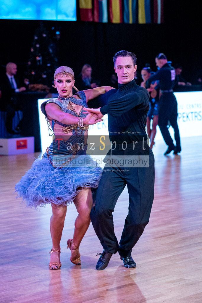 20251212_WDSF_World_Ch_Cup_RS-Lat_0913-2 | Tanzsportbilder, Standardtanz, Lateintanz, WDSF, DTV, LTVB, dancecomp, goc, hessen tanzt, blaues band der spree, walzer, tango, wiener walzer, slowfox, quickstepp, samba, rumba, cha-cha-cha, paso doble. jive, hd-kroft photography, turniertanzsport