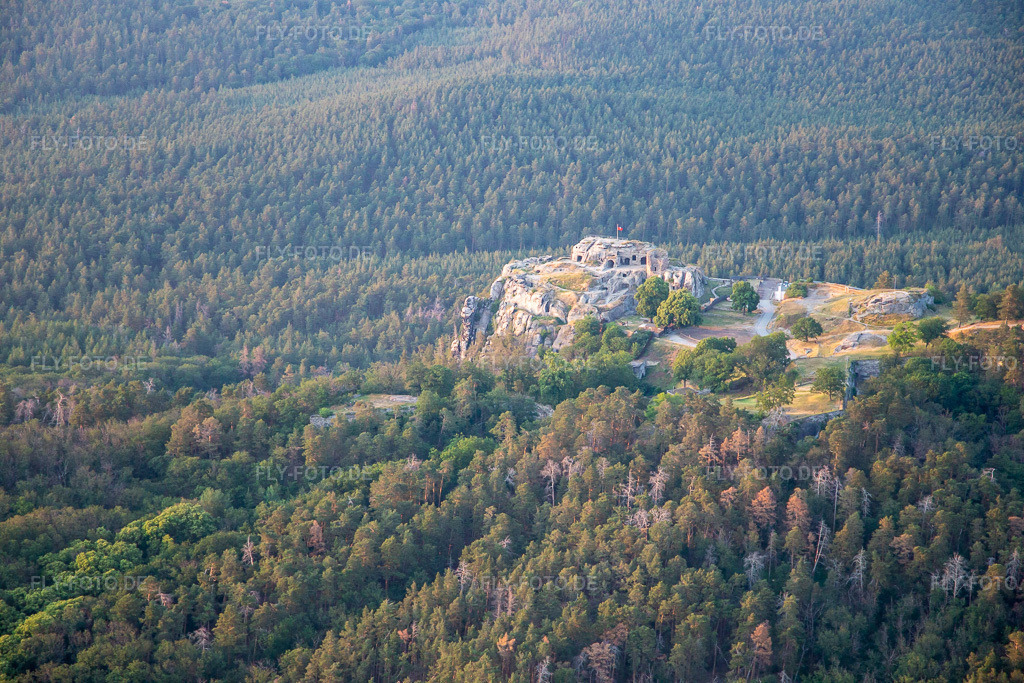 Luftbild: Burg und Festung Regenstein in Blankenburg im Bundesland Sachsen-Anhalt in Deutschland. – Foto: IMG_136576.jpg vom 17.06.2023 durch Werner Riehm/FLY-FOTO.de – Auflösung des Originals: 5472 x 3648 px – Blankenburg