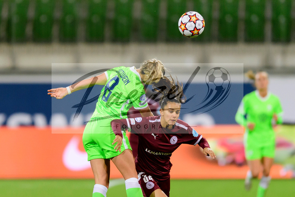 WOBSER20211013_045 | Fussball, Frauen: Lena Lattwein (VfL Wolfsburg) und Ines Sebayang (Servette FCCF) im Zweikampf beim Spiel der UEFA Women´s Champions League zwischen VfL Wolfsburg und Servette FC im AOK-Stadion am 13.10.2021 in Wolfsburg, Deutschland. - Realisiert mit Pictrs.com