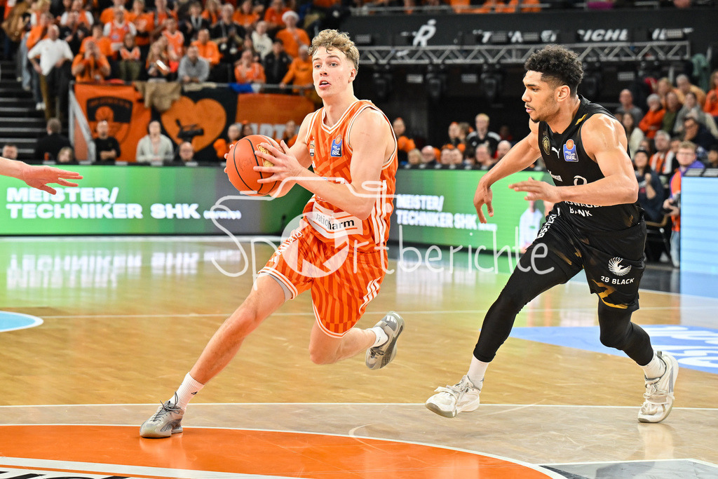 ratiopharm Ulm - Basketball Löwen Braunschweig | ULM, GERMANY - 10. JANUARY: im duell Tobias JENSEN (ratiopharm Ulm 7) und Adrian WORTHY (Basketball Löwen Braunschweig 0) während dem Match zwischen Ratiopharm Ulm und Basketball Löwen Braunschweig am 15. Spieltag der easyCredit BBL in der Ratiopharm Arena