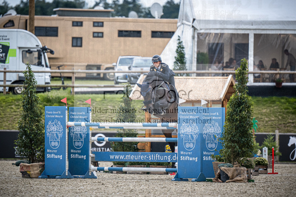 DOS_7168 | Entdecke hochwertige Reitturnierfotos von Foto Oger. Professionell, emotional und authentisch – jetzt Lieblingsmomente im Shop bestellen.Deutschlandweite Turnierfotografie. - Realisiert mit Pictrs.com