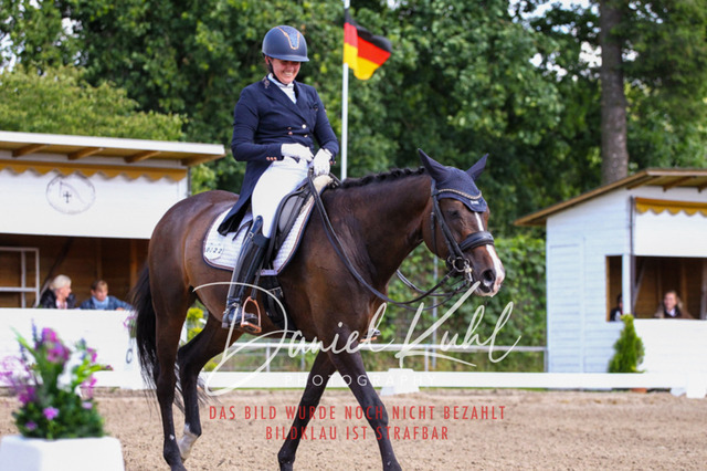 DKP41377 | Turnierfotos kaufen im Webshop von Daniel Kuhl Photography – entdecke professionelle Reitsportfotos aus Turnieren & Events. Hochwertige Turnierbilder online bestellen & sichern. Jetzt Fotos von Reitsportturnieren kaufen!