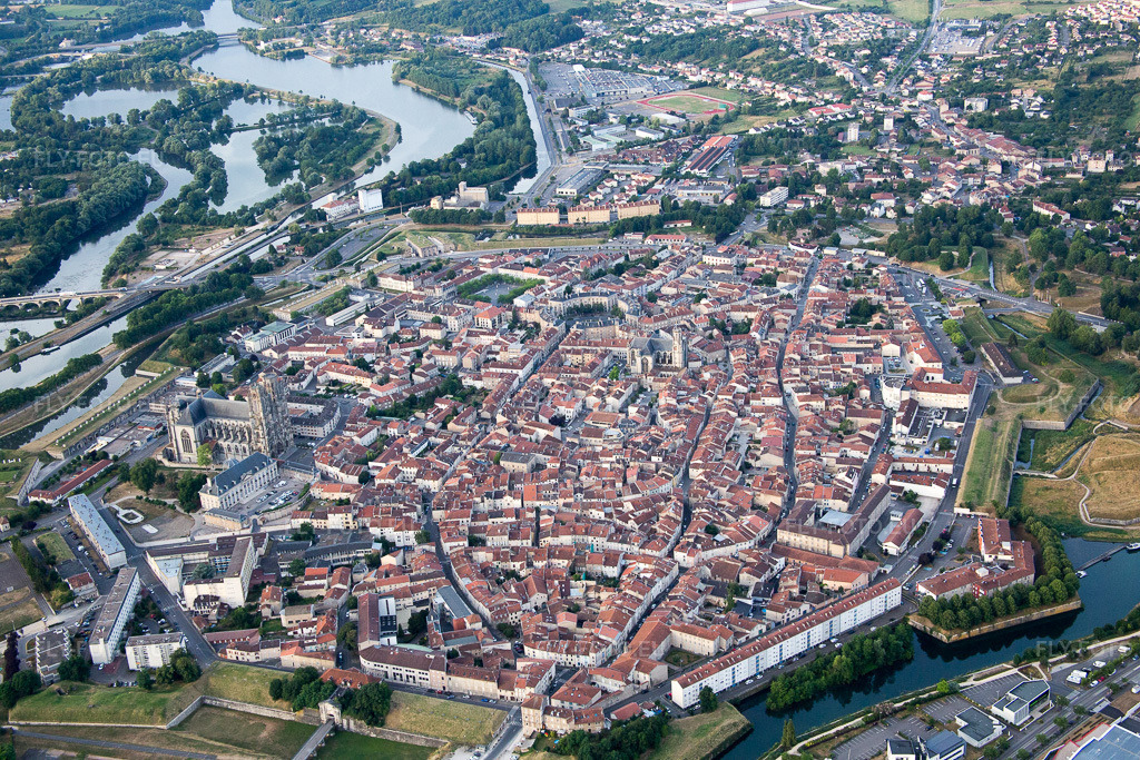 Vue aérienne: Vue de la ville à Toul dans le département Meurthe et Moselle, France. Photo: IMG_083475.jpg prise le 13/07/2015 par Werner Riehm/FLY-FOTO.euRésolution de l'original: 5472 x 3648 px