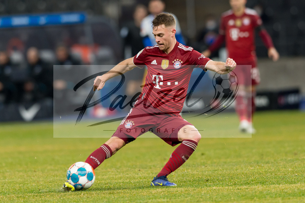 BSCFCB20220123_340 | Fussball, Herren: Joshua Kimmich (FC Bayern Muenchen) in Aktion, am Ball, Einzelaktion bei dem Spiel der 1. Bundesliga zwischen Hertha BSC und FC Bayern Muenchen im Olypiastadion am 23.01.2022 in Berlin, Deutschland.DFB / DFL REGULATIONS PROHIBIT ANY USE OF PHOTOGRAPHS AS IMAGE SEQUENCES AND/OR QUASI-VIDEO. - Realisiert mit Pictrs.com