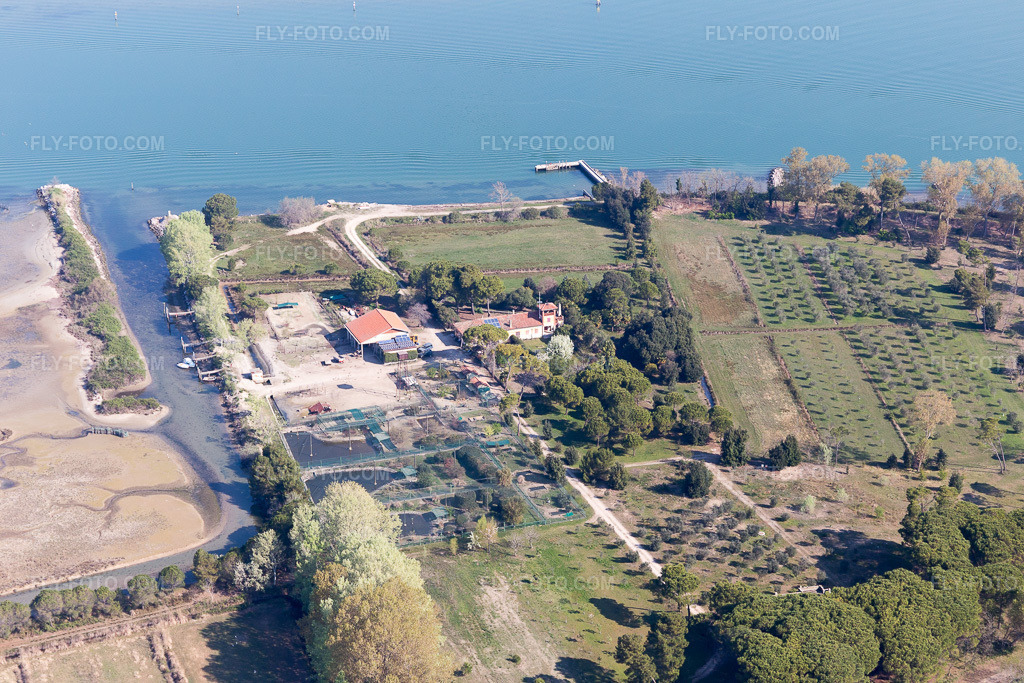 Aerial view: View of the town in Caserma di Canal Muro in the state Friuli Venezia Giulia, Italy. – Photo: IMG_098053.jpg taken on 04/03/2017 by Werner Riehm/FLY-FOTO.com – Resolution of the original: 5472 x 3648 px