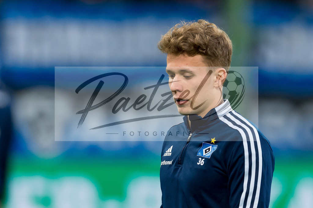 HSVSCF20220419_256 | Fussball, Herren: Anssi Suhonen (Hamburger SV) schaut beim DFB-Pokal-Halbfinalspiel zwischen Hamburger SV und SC Freiburg im Volksparkstadion am 19.04.2022 in Hamburg, Deutschland.DFB / DFL REGULATIONS PROHIBIT ANY USE OF PHOTOGRAPHS AS IMAGE SEQUENCES AND/OR QUASI-VIDEO. - Realisiert mit Pictrs.com