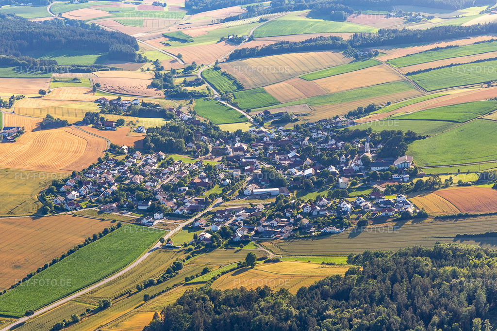 Luftbild: Ottering im Ortsteil Ottering in Moosthenning im Bundesland Bayern in Deutschland. – Foto: IMG_133168.jpg vom 03.07.2022 durch Werner Riehm/FLY-FOTO.de – Auflösung des Originals: 4502 x 3001 px – Gemeinde Moosthenning