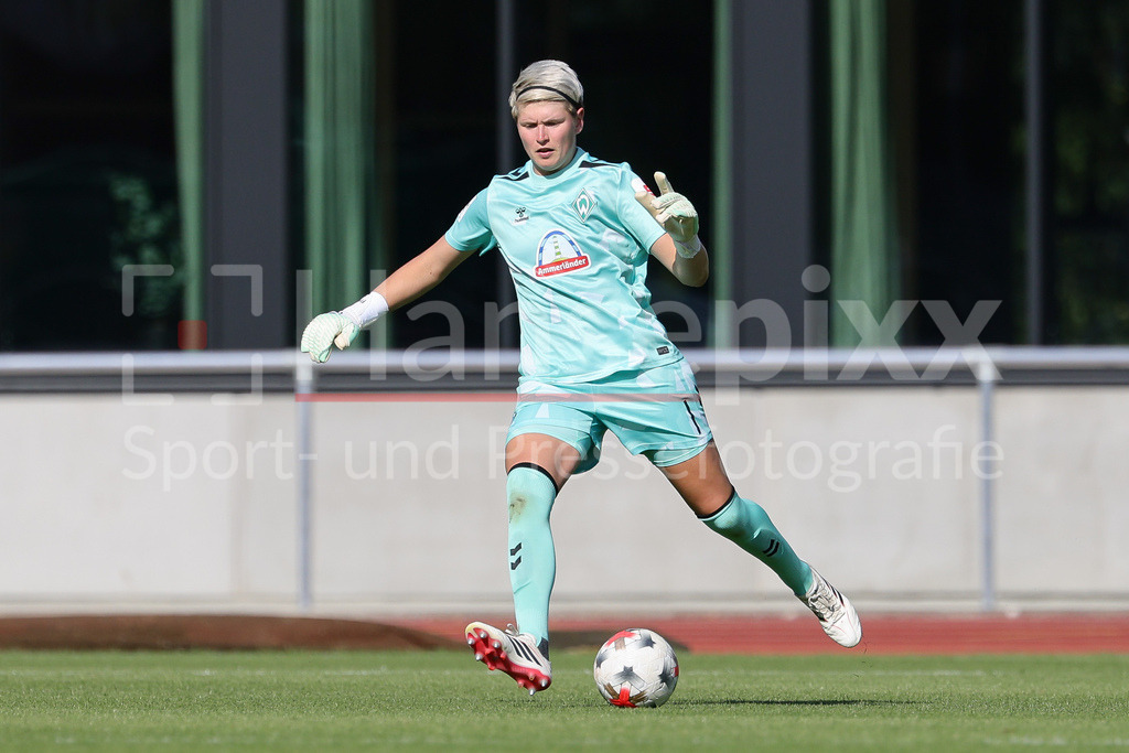 Fussball, Testspiel Frauen, SV Werder Bremen - VfL Wolfsburg | Vanessa Fischer (Torhüterin, Torwart, SV Werder Bremen, 1) am Ball, Freisteller, Einzelbild, Ganzkörper, Aktion, Action, Spielszene