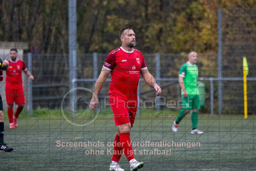 20251109_150334_0207 | #,TSVG Albershausen (grün) vs. TV Altenstadt (rot), Fussball, Kreisliga A3 - Bezirk Neckar/Fils, 12. Spieltag, Saison 2025/2026, Kunstrasenplatz, Schafhofstraße 8, 73095 Albershausen, 09.11.2025 - 14:30 Uhr,Foto: PhotoPeet-Sportfotografie/Peter Harich