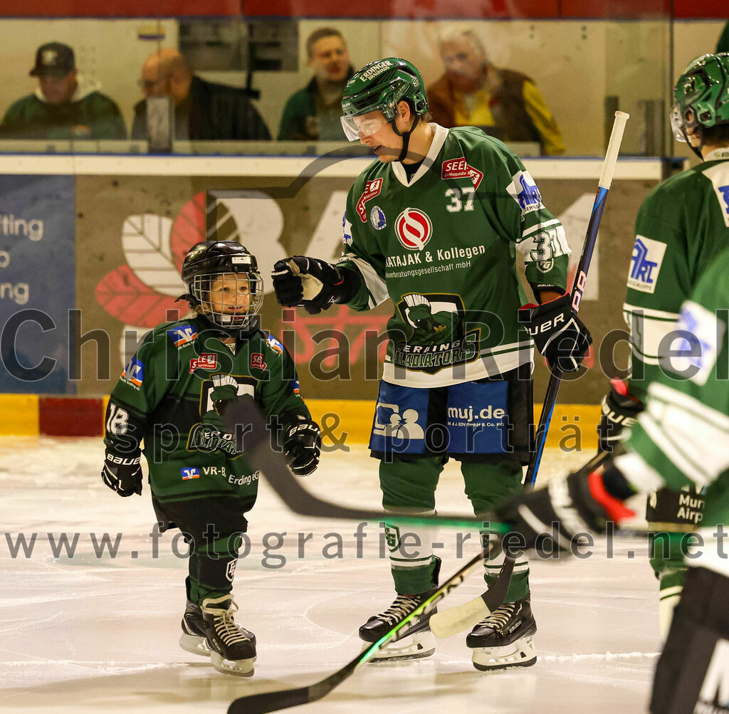 2023-10-20_031_TSV_Erding_gegen_EHC_Klostersee | Erding, Deutschland, 20.10.2023:.Eishockey, Bayernliga Vorrunde 2023 / 2024, 2. Spieltag, TSV Erding gegen EHC Klostersee, Endergebnis: 7:2..Cheyne Matheson (Erding Gladiators, #37)..Foto: Christian Riedel / fotografie-riedel.net