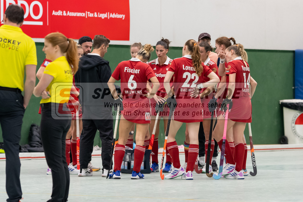 SFE_20241201_0026 | Köln, Deutschland, 01.12.2024:  Hockey 1. Bundesliga Damen Rot-Weiss Köln - HTC Uhlenhorst im KTHC Stadion Rot-Weiss Köln Tennis and Hockey Club am 01.12.2024 in Köln, Deutschland. (Foto von Stephan Fehrmann)Köln, Germany, 01.12.2024: Hockey 1. Bundesliga Damen Rot-Weiss Köln - HTC Uhlenhorst in KTHC Stadion Rot-Weiss Köln Tennis and Hockey Club at 01.12.2024 in Köln, Deutschland. (Foto from Stephan Fehrmann)