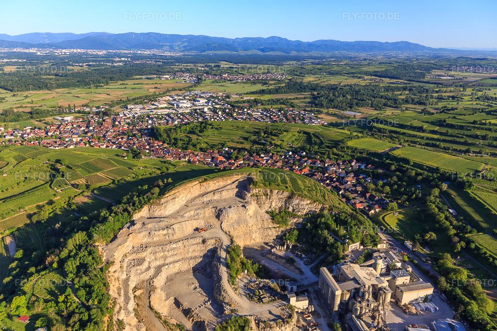 Luftbild: Steinbruch Bötzingen der HANS G. HAURI KG Mineralstoffwerke im Ortsteil Oberschaffhausen in Bötzingen im Bundesland Baden-Württemberg in Deutschland. Foto: IMG_147791.jpg vom 30.05.2025 durch Werner Riehm/FLY-FOTO.de/ HANS G. HAURI KG Mineralstoffwerke