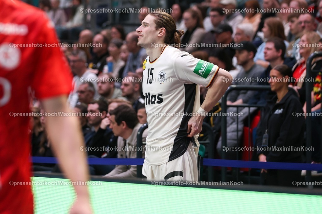 xKWIx22032601038 | 22.03.2026, Handball, Länderspiel Herren, Deutschland - Ägypten, ÖVB-Arena Bremen:  Juri Knorr (Germany #15) schaut im Schmerz hinter der Bande beim Daehnen xKamilxWilkowskixPressefotoKochx