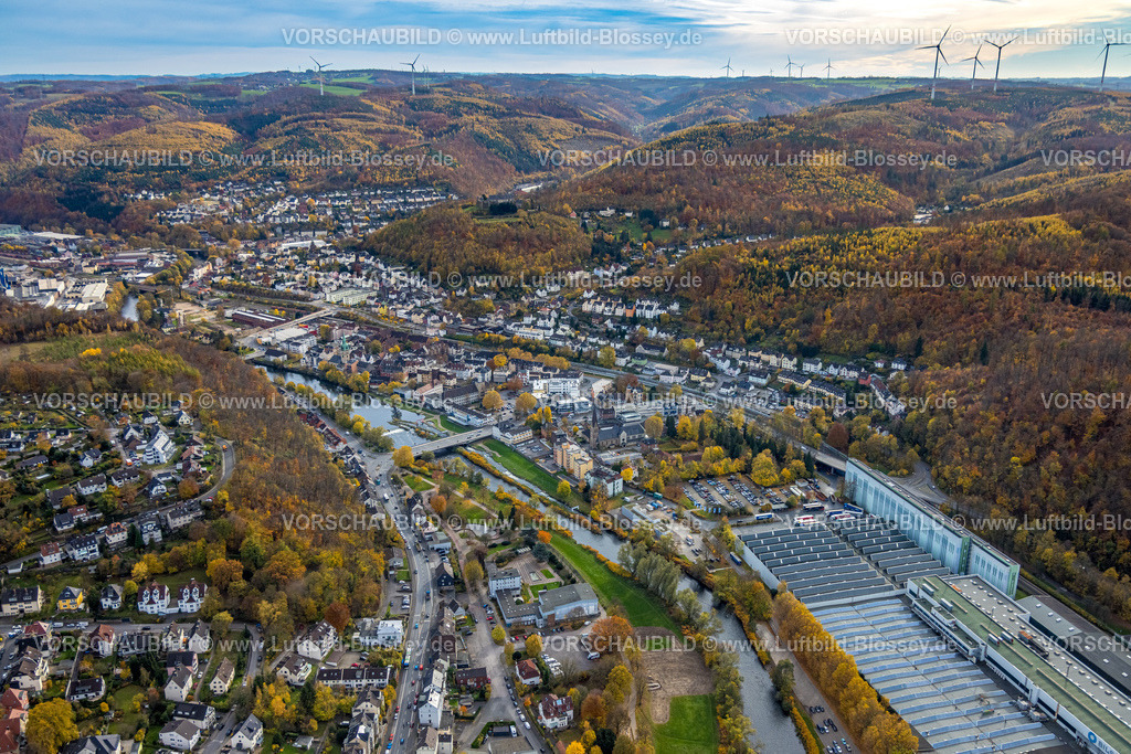Hagen251101727 | Luftbild, Hügellandschaft und Gewerbegebiet mit Bilstein Group im Tal, herbstliche Bäume und Fluss Lenne mit Lennebrücke, Ortsansicht Hohenlimburg, Hagen, Ruhrgebiet, Nordrhein-Westfalen, Deutschland