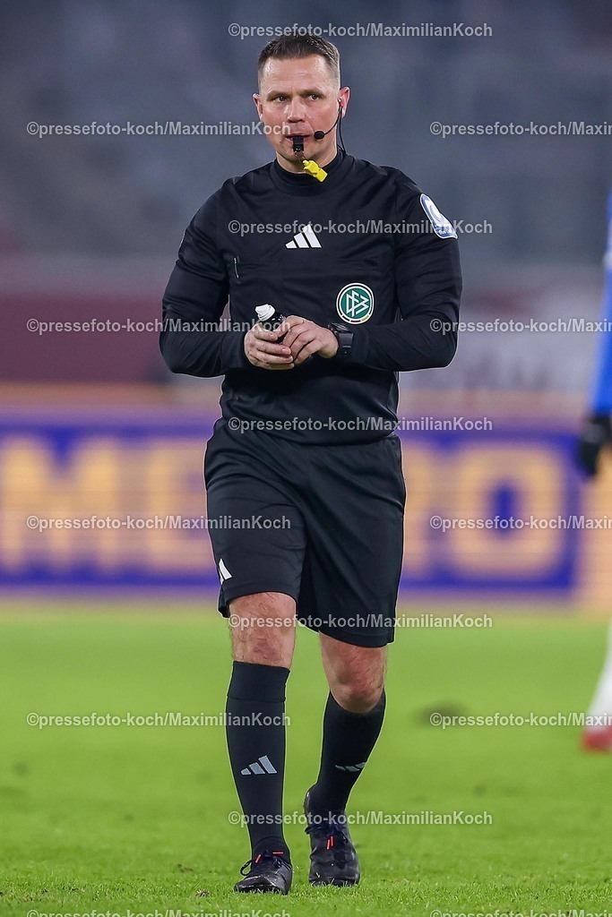 Due17012502188 | 17.01.2025, Fußball, Fortuna Düsseldorf - SV Darmstadt 98, 2.. Fußball Bundesliga, 18. Spieltag, Merkur Spiel-Arena, Saison 2024 2025: Schiedsrichter Robert KampkaDFB regulations prohibit any use of photographs as image sequences and or quasi-video.