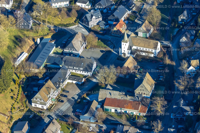 Schmallenberg230205540Westfeld | Luftbild, Ortszentrum, kath. St. Blasius Kirche, abgebrannter Dachstuhl am Fachwerkhaus, Westfeld, Schmallenberg, Sauerland, Nordrhein-Westfalen, Deutschland