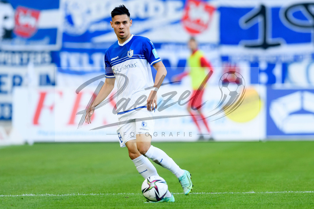 FCMFCK20210904_129 | Fussball, Herren: Raphael Obermair (1. FC Magdeburg) in Aktion, am Ball, Einzelaktion beim Spiel der 3. Liga zwischen 1. FC Magdeburg und 1. FC Kaiserslautern in der MDCC-Arena am 04.09.2021 in Magdeburg, Deutschland.DFB / DFL REGULATIONS PROHIBIT ANY USE OF PHOTOGRAPHS AS IMAGE SEQUENCES AND/OR QUASI-VIDEO. - Realisiert mit Pictrs.com