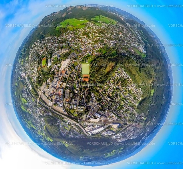 Kreuztal230990394Mitte | Luftbild, Stadtmitte Innenstadtansicht, Otto Flick Sportplatz und Halle, Erdkugel, Fisheye Aufnahme, Fischaugen Aufnahme, 360 Grad Aufnahme, tiny world, Kreuztal, Sauerland, Nordrhein-Westfalen, Deutschland
