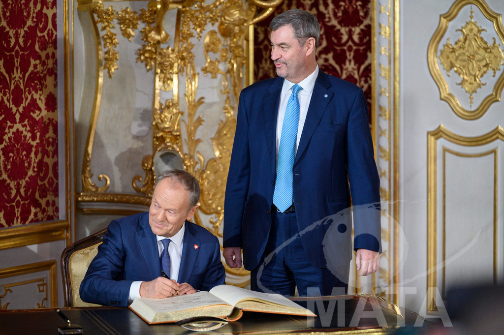 _DWI5204 | Politiker Donald Tusk (Civic Coalition), Ministerpräsident der Republik Polen, unterzeichnet das Gästebuch in der Münchner Residenz vor der Verleihung des Ewald-von-Kleist-Preis. Der diesjährige Ewald-von-Kleist-Preis wird am Rande der Münchner Sicherheitskonferenz 2026 an das ukrainische Volk vergeben. München, 14.02.2026 Bayern Deutschland - Realisiert mit Pictrs.com