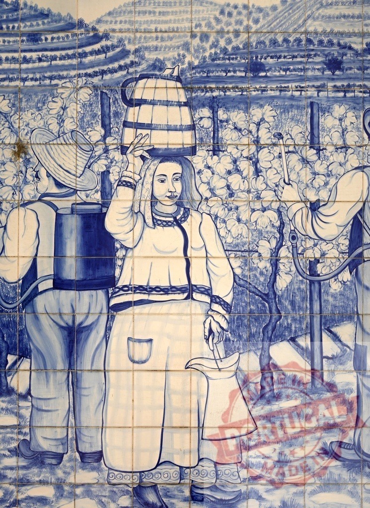 Azulejos mural depicting Portuguese vineyard harvest scene | Portuguese azulejos mural illustrating winemaking traditions with workers in a vineyard - Realisiert mit Pictrs.com