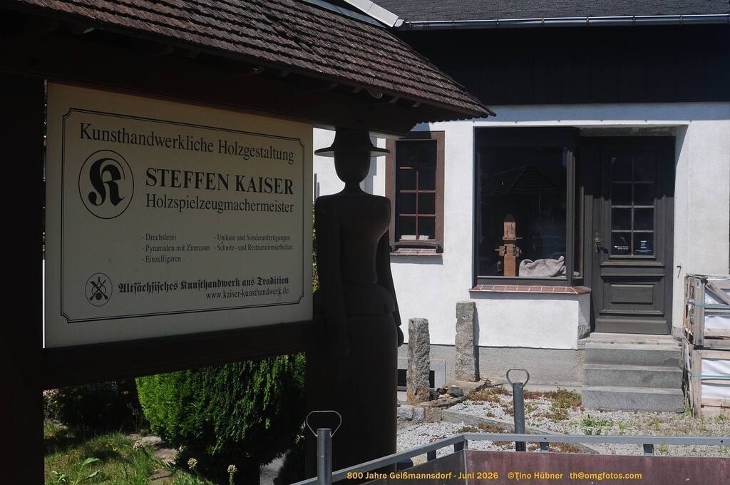 Geißmannsdorf-2026-Ortsbilder-450 | Geißmannsdorf bei Bischofswerda im Sommer 2026. Ein fotografischer Streifzug durch das Dorf Geißmannsdorf, mit Gebäuden, Straßen, Strohpuppen und geschmückten Vorgärten und Grundstücken anlässlich der 800-Jahr-Feier von Geißmannsdorf im Juni 2026 - Realisiert mit Pictrs.com