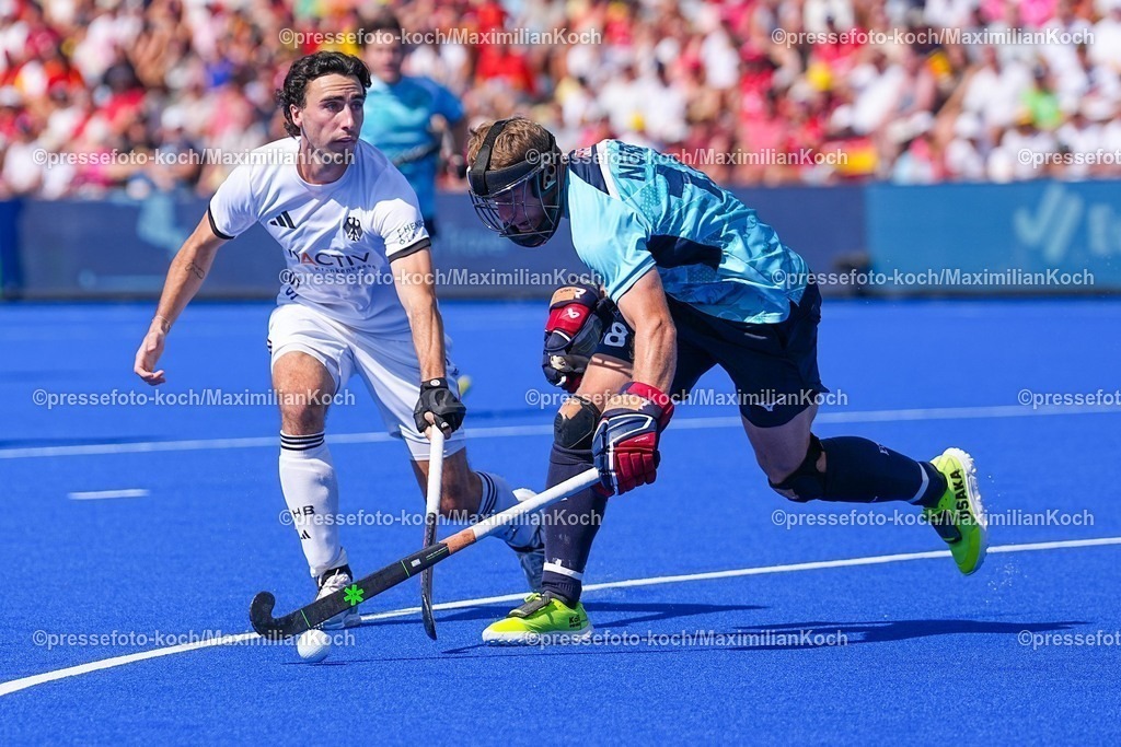 xydrx10082503023 | 10.08.2025, xydrx, Herren EuroHockey Championship 2025, Gruppenphase, Gruppe B, England - Deutschland, Sparkassenpark Mönchengladbach: Teo Hinrichs (Deutsche Feldhockey Nationalmannschaft #14) im Zweikampf gegen Timothy Nurse (Englische Feldhockey Nationalmannschaft #18)