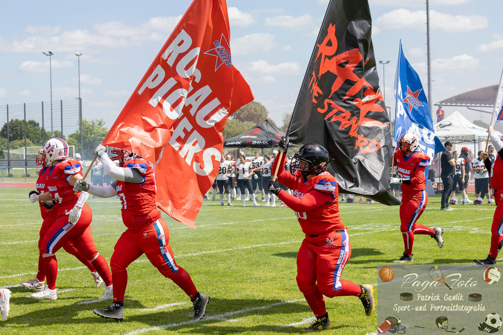 GFLW 1: German Football League Women 1: Rodgau Pioneers Ladies - Stuttgart Scorpions Sisters, 07.06.2026 | Simone Rosing (Rodgau Pioneers Ladies #97) mit der Fahne Flagge der Rodgau Pioneers, Rodgau Pioneers Ladies - Stuttgart Scorpions Sisters, Rodgau, Maingau-Energie-Stadion "Am Weichsee", 7.6.2026 - Realisiert mit Pictrs.com