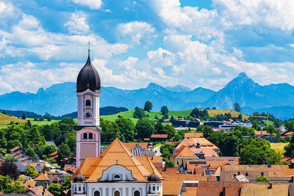Blick auf Nesselwang mit der Pfarrkirche Sankt Andreas im Allgäu | Blick auf Nesselwang mit der Pfarrkirche Sankt Andreas im Allgäu.