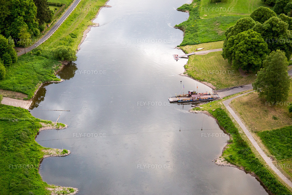 Luftbild: Fähr- Schiff der Weserfähre Wahmbeck in Wahmbeck im Ortsteil Wahmbeck in Bodenfelde im Bundesland Niedersachsen in Deutschland. Foto: IMG_079562.jpg vom 24.05.2015 durch Werner Riehm/FLY-FOTO.de