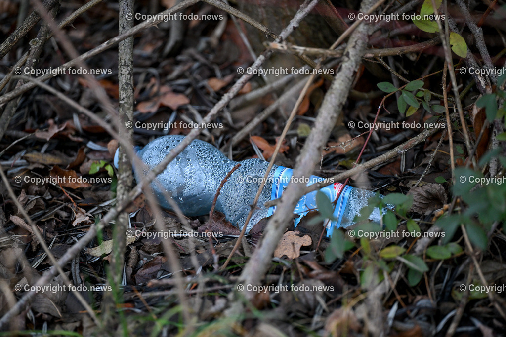 Muell_ Mist_ 11.12.2024-15 | 11.12.2024, Linz, AUT, Muell, Mist, im Bild Unachtsam weggeworfener Muell im Wald, Augebiet, Abfall, Gift, Straeucher, Gebuesch, Weg, Plastik, Plastikmuell, Pfand