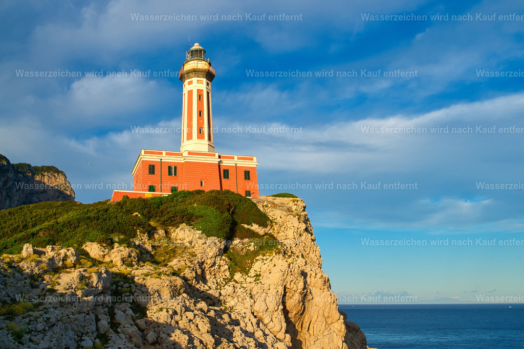 Capri - Leuchtturm Faro die Punta Carena | Capri ist eine traumhafte Insel im Golf von Neapel, bekannt für türkisblaues Meer, beeindruckende Felsklippen, mediterrane Landschaften und die berühmten Faraglioni. - Realisiert mit Pictrs.com