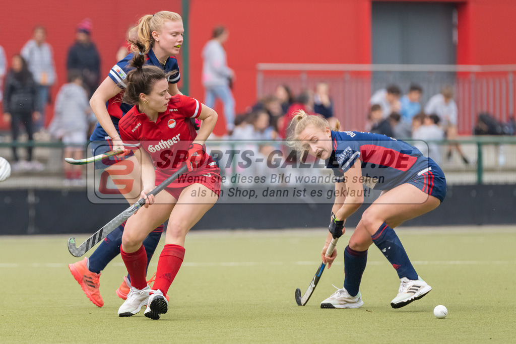 HK_20230416_107060 | 1. Bundesliga Damen Düsseldorfer HC - Rot-Weiss Köln am 16.4.2023 DHC Düsseldorf, Düsseldorf , Emma Boermanns ( Rot-Weiss Köln #33 ) , Lilly Stoffelsma ( Düsseldorfer HC #50 ) , Sara Strauss ( Düsseldorfer HC #11 )