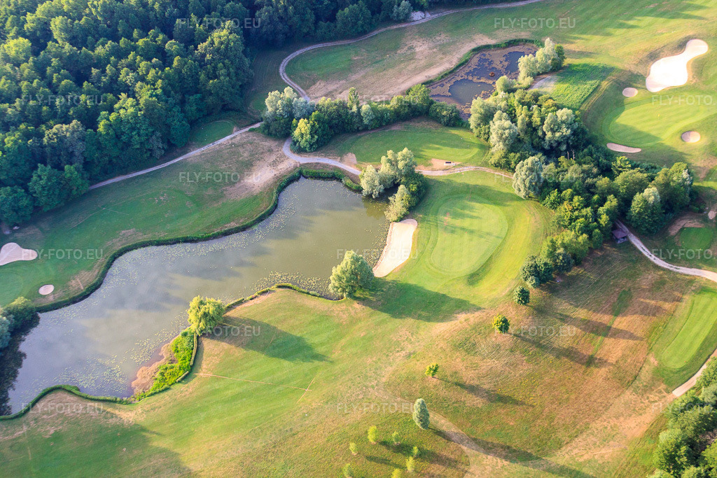 Vue aérienne: Étangs et greens du club de golf de Baden-Baden Soufflenheim à Soufflenheim dans le département Bas Rhin, France – .Photo: IMG_30479.jpg prise le 09/07/2010 par Werner Riehm/FLY-FOTO.eu – Résolution de l'original: 4752 x 3168 px