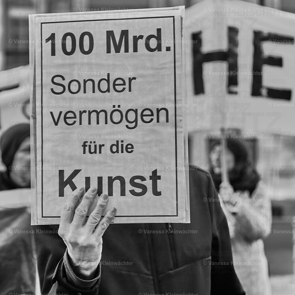251114_SaveOurStudios_AGH_01 | Mit einer Lärmdemo und dem Durchschneiden eines Banners mit der Aufschrift "Cut the cuts" protestieren Künstler*innen am 14.11.2025 vor dem Berliner Abgeordnetenhaus gegen finanzielle Kürzungen in ihrem Bereich. - Realisiert mit Pictrs.com