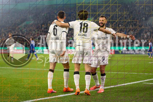 Borussia Mönchengladbach vs Karlsruher SC - DFB-Pokal 2. Runde | Mönchengladbach, Deutschland, 28.10.25:   Shuto Machino (Borussia Mönchengladbach) Torjubel, jubelt mit seiner Mannschaft nach dem Treffer zum 1:0 waehrend des Spiels der DFB-Pokal 2. Runde zwischen Borussia Mönchengladbach vs Karlsruher SC im Stadion im Borussia Park(Foto von Brauer-Fotoagentur / Adrian Schlueter)