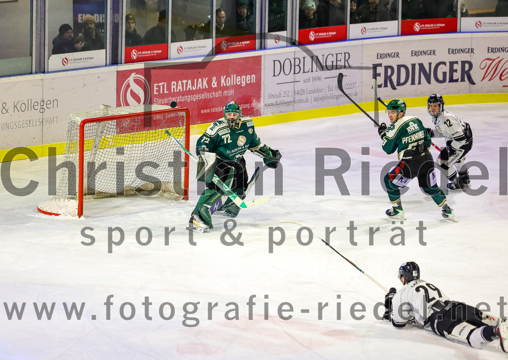 2026-01-30_047_TSV_Erding_gegen_EHF_Passau_Black_Hawks | Erding, Deutschland, 30.01.2026:Eishockey, Oberliga Süd 2025 / 2026, 42. Spieltag, TSV Erding gegen EHF Passau Black Hawks, Endergebnis: 2:6Torwart David Zabolotny (Erding Gladiators, #72), Paul Pfenninger (Erding Gladiators, #58), Zack Nazzarett (EHF Passau Black Hawks, #12)Foto: Christian Riedel / fotografie-riedel.net