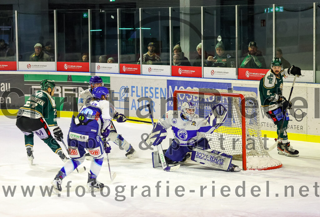 2026-01-23_111_TSV_Erding_gegen_SC_Riessersee | Erding, Deutschland, 23.01.2026:Eishockey, Oberliga Süd 2025 / 2026, 40. Spieltag, TSV Erding gegen SC Riessersee, Endergebnis: 6:5 n.V.Mark Waldhausen (Erding Gladiators, #27), Tobias Echtler (SC Riessersee, #20), Torwart Andreas Mechel (SC Riessersee, #50), Marco Pfleger (Erding Gladiators, #47)Foto: Christian Riedel / fotografie-riedel.net
