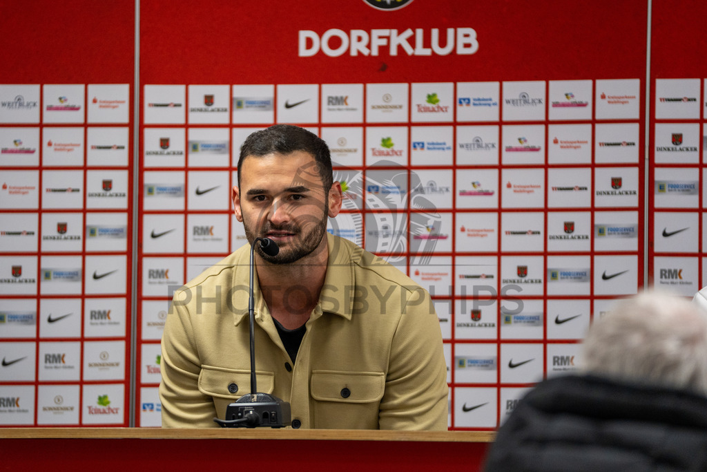 SG Sonnenhof Grossaspach vs. FC 08 Homburg, Fussball, Regionalliga Suedwest, 26. Spieltag, 28.03.2026 | Lucca Volkmer (Pressesprecher SG Sonnenhof Grossaspach) bei der Pressekonferenz,SG Sonnenhof Grossaspach vs. FC 08 Homburg, Fussball, Regionalliga Suedwest, 26. Spieltag, 28.03.2026