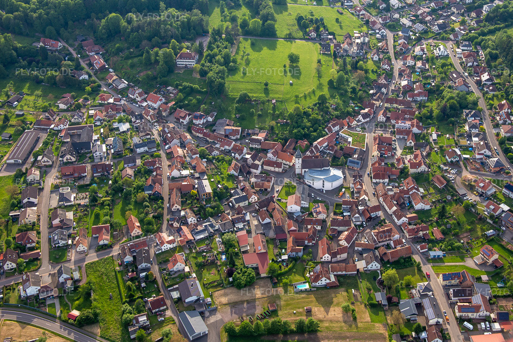 Luftbild: Ortsansicht von Osten im Ortsteil Gossersweiler in Gossersweiler-Stein im Bundesland Rheinland-Pfalz in Deutschland. Foto: IMG_140704.jpg vom 20.05.2024 durch Werner Riehm/FLY-FOTO.de