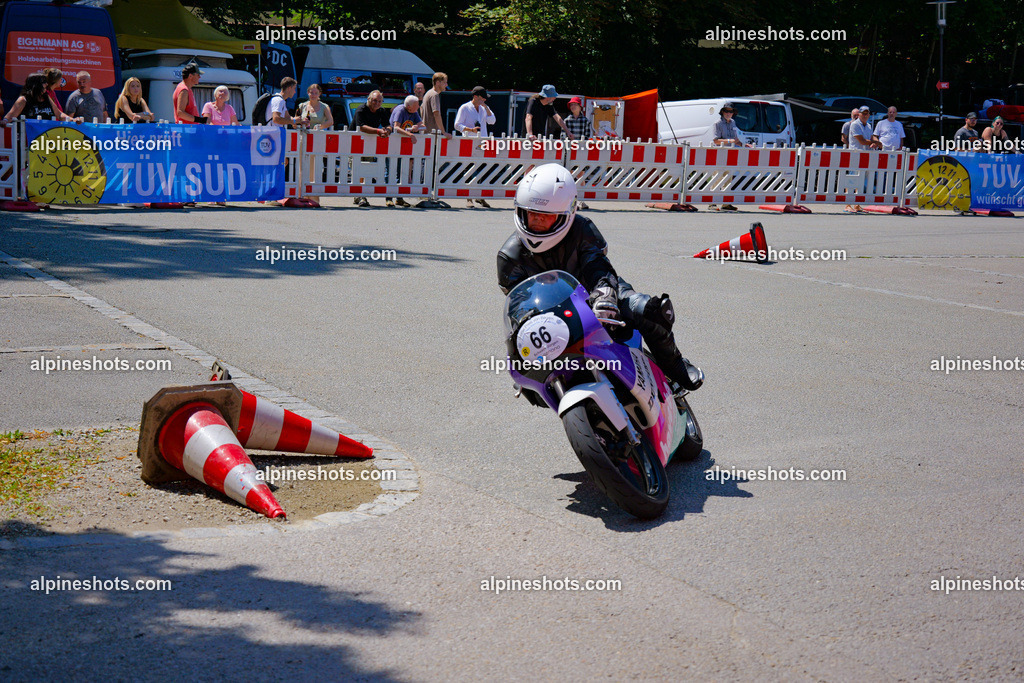 P1037005-2 | Erleben Sie atemberaubende, hochqualitative Fotos Ihrer Fahrt entlang der malerischen Alpenstraßen. Besuchen Sie alpineshots.com, um professionelle Aufnahmen Ihrer unvergesslichen Reise zu finden und zu kaufen - Realisiert mit Pictrs.com