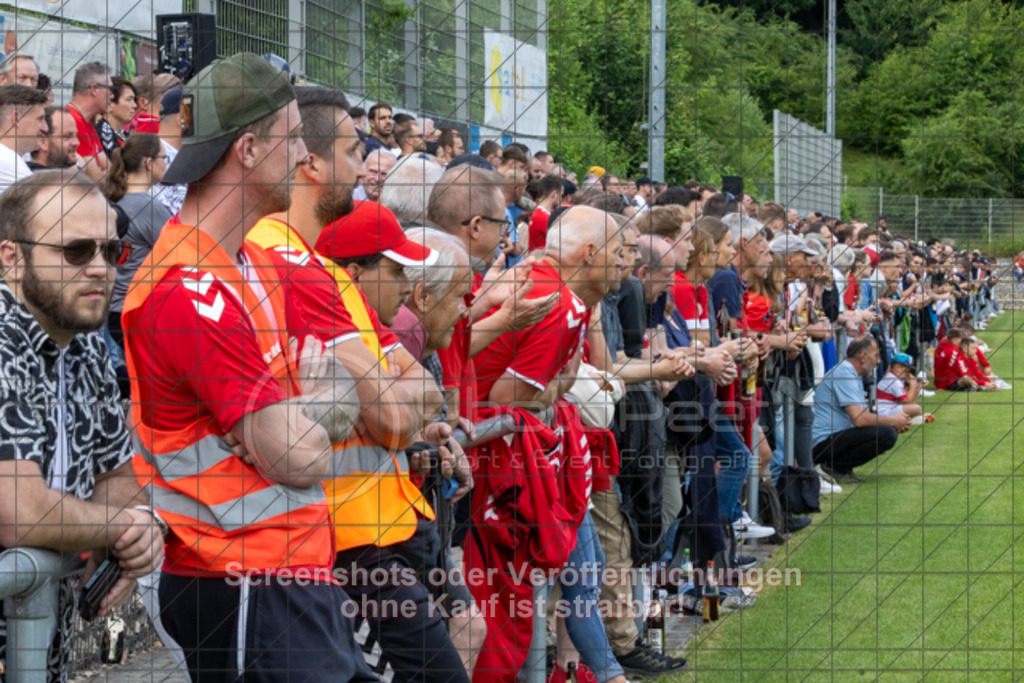 20250616_185415_0342 | #,  TV Eybach (weiß) vs. 1.FC Donzdorf II (rot), Fussball, Entscheidungsspiel 3 in Kreisliga A3 - Bezirk Neckar/Fils, Saison 2024/2025, Rasensportplatz, Staufenecker Str. 41, 73084 Salach, 16.06.2025 - 18:30 Uhr,Foto: PhotoPeet-Sportfotografie/Peter Harich
