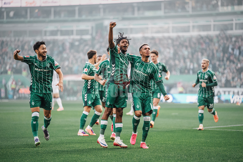 Fußball | Männer | Saison 2025/2026 | 1. Fußball-Bundesliga | 6. Spieltag | SV Werder Bremen vs. FC St. Pauli | 04.10.2025 | Samuel Mbangula (#07, SV Werder Bremen) links schießt das erste Tor des SPiels und jubelt mit Justin Njinmah (#11, SV Werder Bremen) rechts