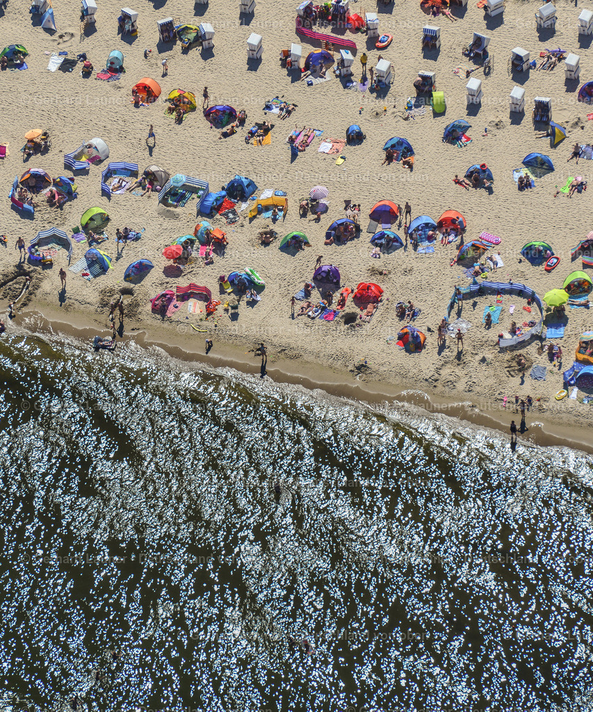 3637736 | ZINNOWITZ 25.08.2016 Strandkorb- Reihen am Sand- Strand im Küstenbereich der Ostsee an der Straße Strandpromenade in Zinnowitz im Bundesland Mecklenburg-Vorpommern. Weiterführende Informationen bei: Kurverwaltung des Ostseebades Zinnowitz. // Beach chair on the sandy beach ranks in the coastal area the Baltic Sea on street Strandpromenade in Zinnowitz in the state Mecklenburg - Western Pomerania. Further information at: Kurverwaltung des Ostseebades Zinnowitz. Foto: Gerhard Launer