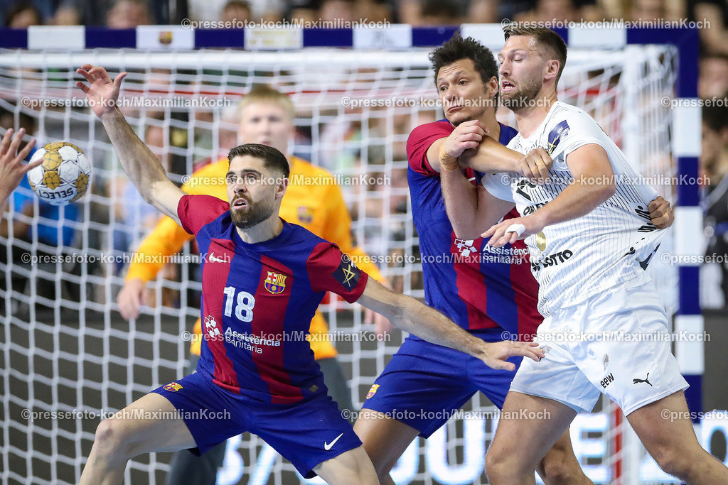 KoeEHF08062402025 | 08.06.2024, Köln, Handball, TruckScout24 EHF FINAL4, Machineseeker Champions League Men, Lanxess-Arena, Halbfinale, THW Kiel - FC Barcelona: Blaz Janc (FC Barcelona) und Thiagus Petrus (FC Barcelona) gegen Harald Reinkind (THW Kiel)