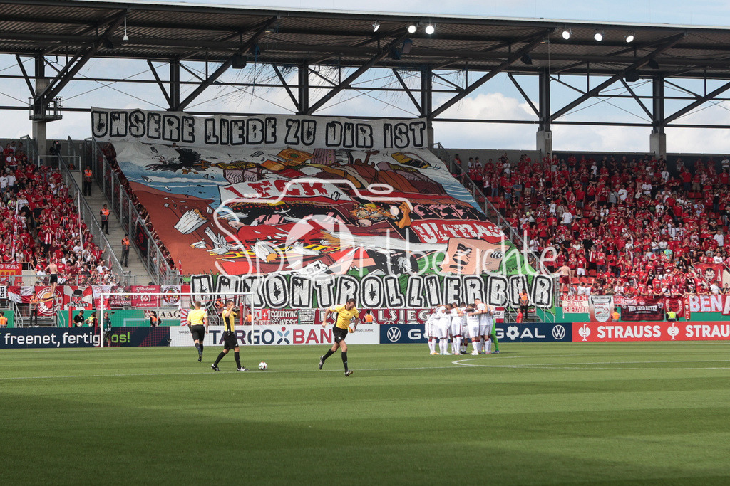 FC Ingolstadt - 1. FC Kaiserslautern | Die mitgereisten FAns aus Lautern mit einer tollen Choreographie vor der Partie in Ingolstadt / Ultras / Choreo / Symbolbild