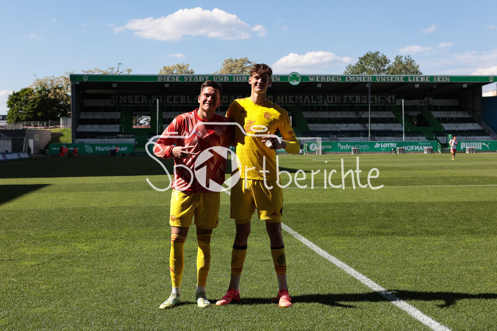 SpVgg Greuther Fürth II - FC Bayern Amateure | Die beiden Keeper der Amateure Manuel KAINZ (FCB #23) und Tom Ritzy HUELSMANN (FCB #1) lassen sich zusammen nach der Partie in Fuerth noch fotografieren / Torhueter
