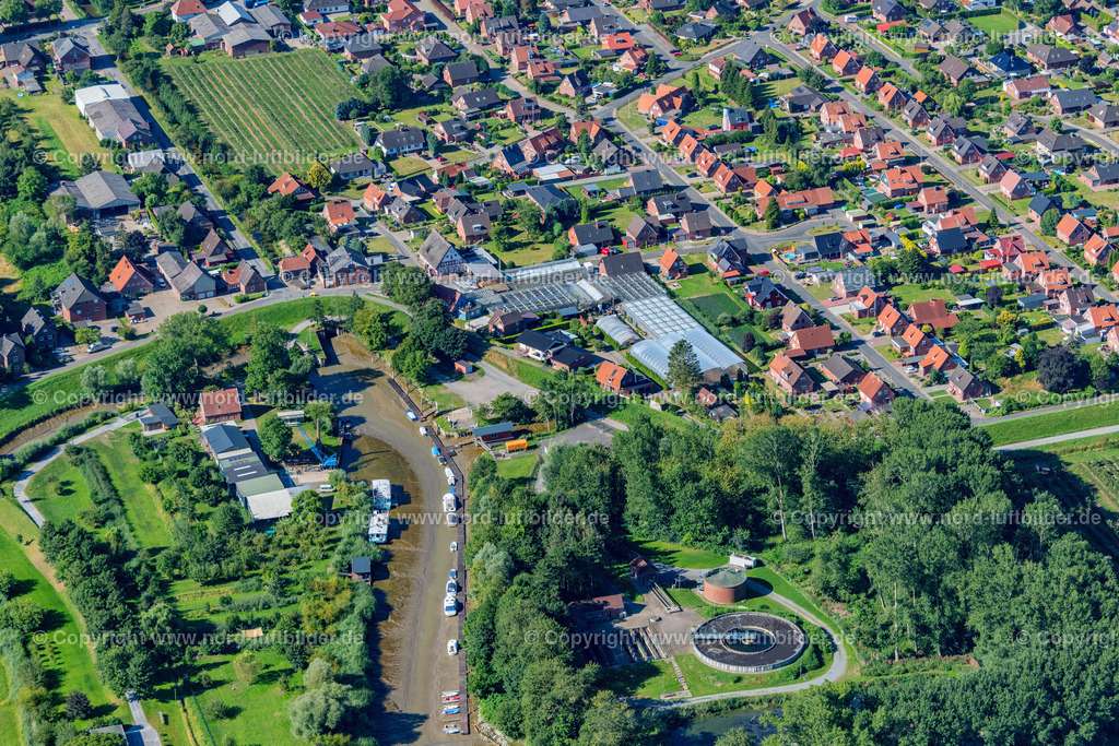 Drochtersen_Kläranlage_ELS_6850110822 | DROCHTERSEN 11.08.2022 Klärwerks- Becken und Reinigungsstufen zur Abwasserbehandlung der " Gauensiek " in Drochtersen im Bundesland Niedersachsen, Deutschland. // Sewage works Basin and purification steps for waste water treatment " Gauensiek " in Drochtersen in the state Lower Saxony, Germany. Foto: Martin Elsen
