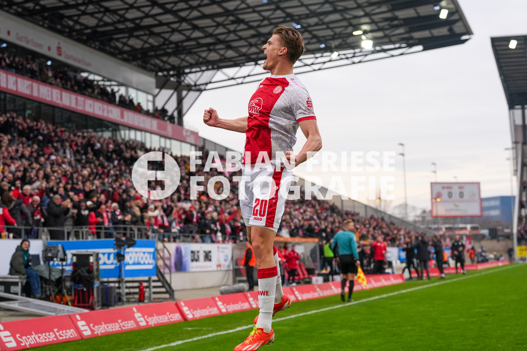 GER Rot-Weiss Essen vs. SSV Ulm, Fussball, 3. Liga, Spieltag 19, Saison 2025/2026, 20.12.2025 | GER Rot-Weiss Essen vs. SSV Ulm, Fussball, 3. Liga, Spieltag 19, Saison 2025/2026, 20.12.2025Foto: Fabian Friese - Realisiert mit Pictrs.com